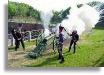 Re-enactors der Napoleonischen Kriege feuern eine Kanone ab. Foto: Brückenkopfpark Jülich.